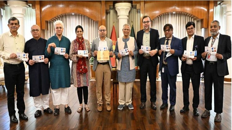 স্মারক ডাকটিকিট অবমুক্ত করলেন প্রধান উপদেষ্টা