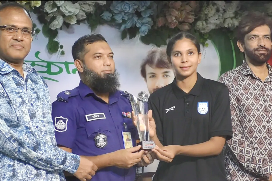 নারী ফুটবল দলের অধিনায়ককে সাতক্ষীরায় সংবর্ধনা