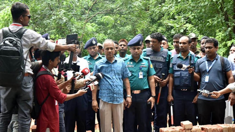 রায়েরবাজারে লাশের ডিএনএ পরীক্ষা হবে: স্বরাষ্ট্র উপদেষ্টা