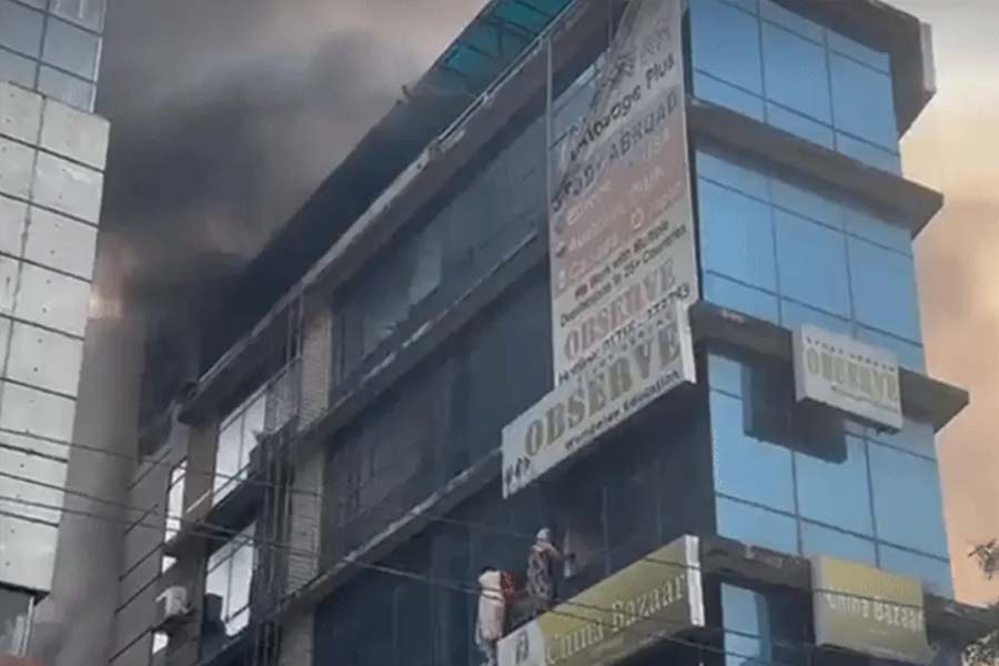 ধানমন্ডির বহুতল ভবনে আগুন