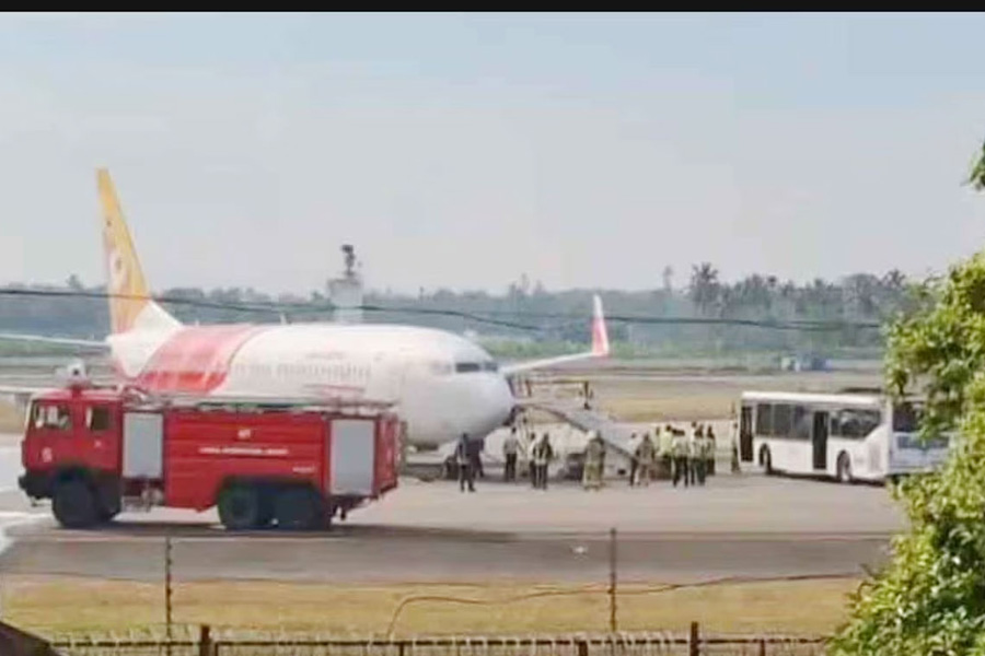 যান্ত্রিক ত্রুটিতে ১৬০ যাত্রী নিয়ে জরুরি অবতরণ