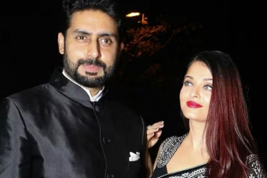 ভক্তের সেলফিতে ভাইরাল ঐশ্বরিয়া-অভিষেক