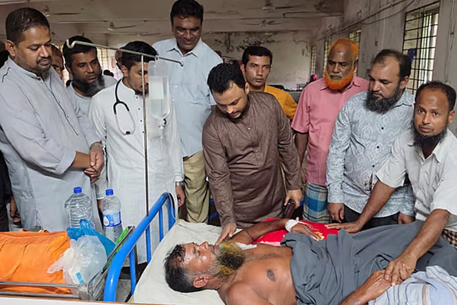বঙ্গোপসাগরে ভেসে থাকার পর উদ্ধার হওয়া জেলে আল আমিনকে গলাচিপা উপজেলা স্বাস্থ্য কমপ্লেক্সে চিকিৎসা দেওয়া হচ্ছে। ছবি: সংগৃহীত