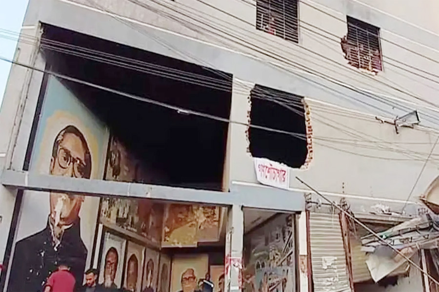 নওগাঁর ভাঙা আওয়ামী লীগ কার্যালয়ে ৭ মার্চের ভাষণ বাজল