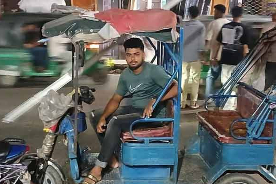 আ’লীগ আমলে বাড়িছাড়া ছাত্রদল নেতা জীবিকার জন্য চালান রিকশা