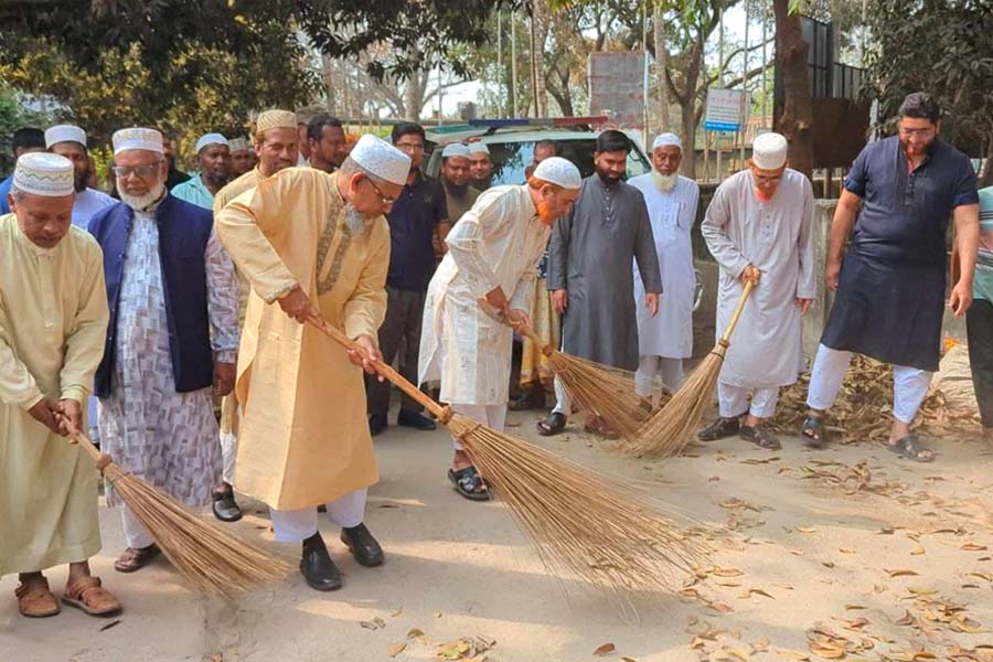 হাসপাতাল চত্বর ঝাড়ু দিয়ে পরিচ্ছন্ন কার্যক্রম উদ্বোধন এমপি আছগারের