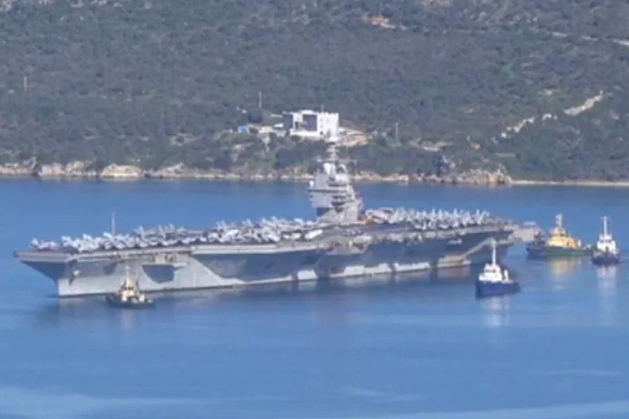 মার্কিন রণতরিতে ৩০ ঘণ্টা ধরে অগ্নিকাণ্ড