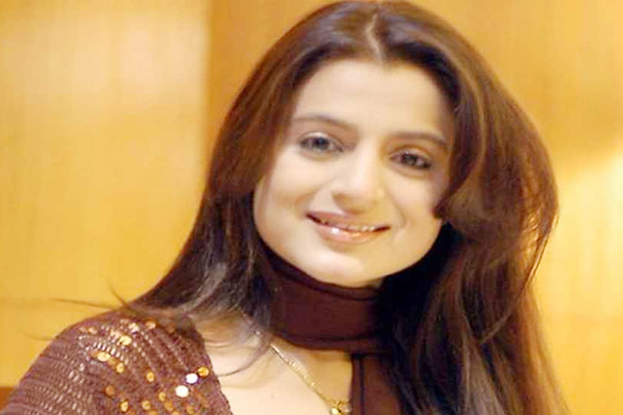 চেক বাউন্স মামলায় আমিশার গ্রেপ্তারি পরোয়ানা