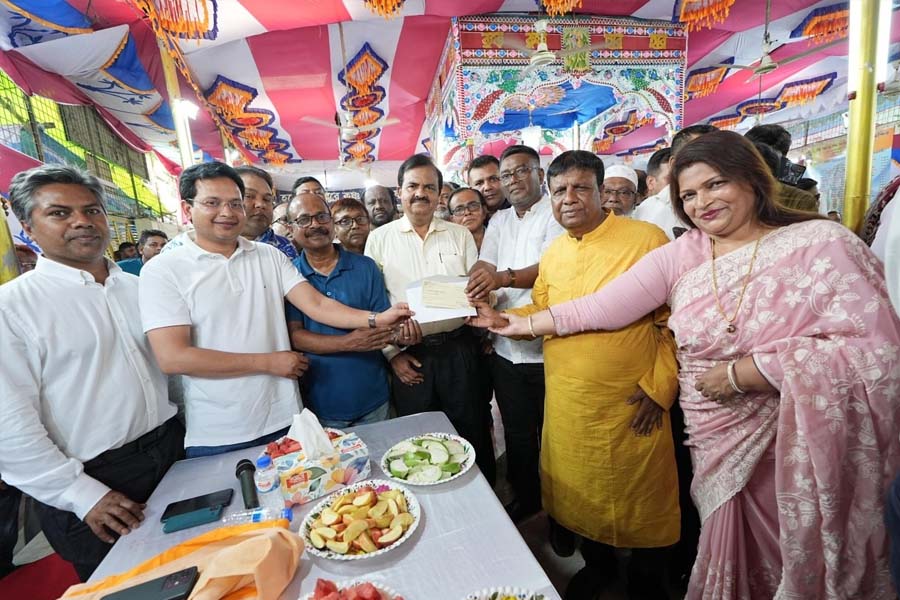 তারেক রহমানের পক্ষে ৪ মন্দিরে অনুদানের চেক বিতরণ