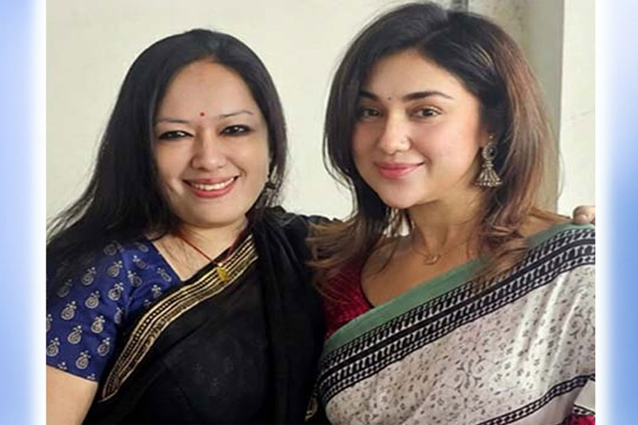 নবনির্বাচিত সাংসদের সঙ্গে ছবি শেয়ার করে শুভেচ্ছা জানান