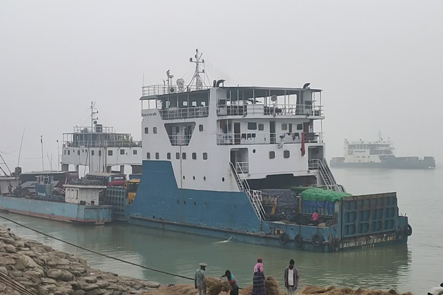 সাড়ে ১৪ ঘণ্টা পর দৌলতদিয়া–পাটুরিয়া নৌরুটে ফেরি চলাচল স্বাভাবিক
