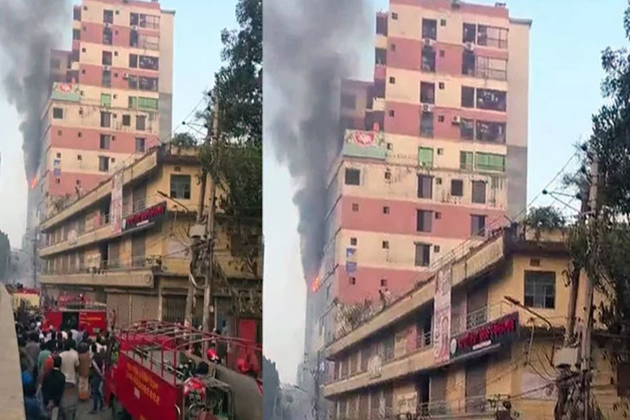 পুরান ঢাকার আরমানিটোলায় ১৪ তলা ভবনে আগুন