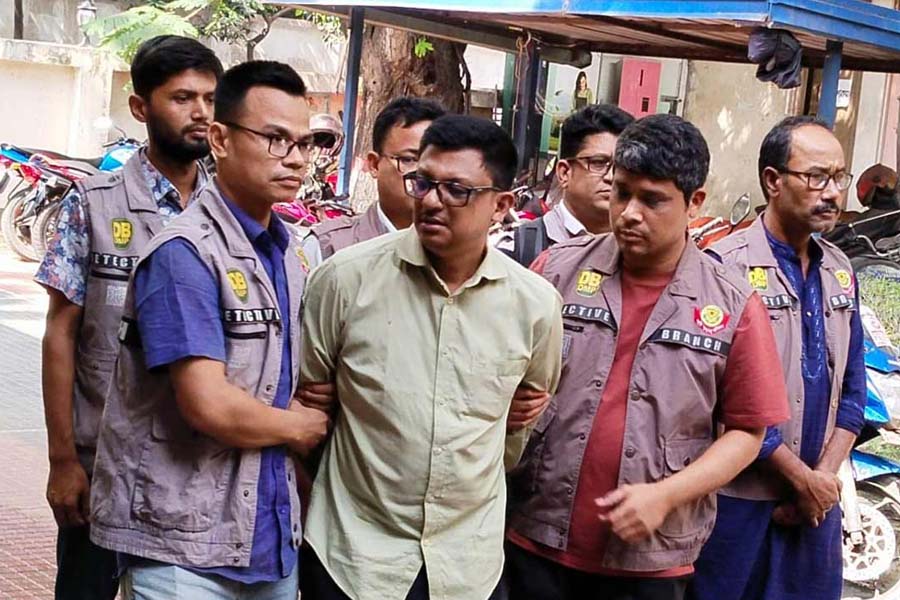 প্রধানমন্ত্রীর উপদেষ্টা পরিচয়ে মিথ্যা গেজেট প্রকাশ, গ্রেপ্তার ১