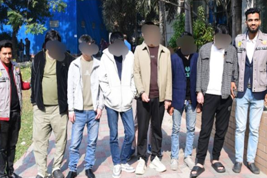 ৫০ হাজার সিমসহ পাঁচ চীনা নাগরিক গ্রেপ্তার