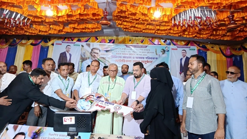দুই শিশুকে চিকিৎসা সহায়তা ও অটোরিকশা দিলেন তারেক রহমান
