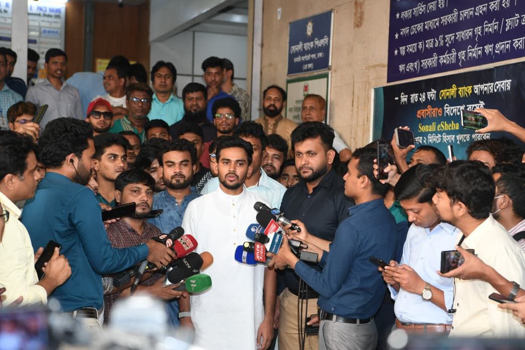 সরকার থেকে পদত্যাগের পর নির্বাচন করব: উপদেষ্টা আসিফ