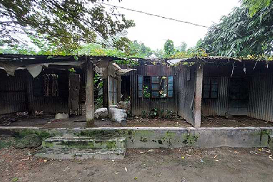 চারঘাটের আশ্রয়ণ প্রকল্পের ঘর এখন বসবাসের অনুপোযোগী