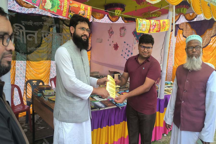 রাজারহাটে বই মেলায় এমপির আকস্মিক পরিদর্শন