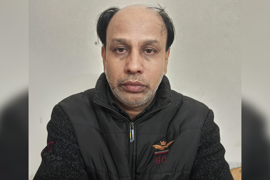 সড়ক জনপদ প্রকৌশলী পরিচয়ে প্রতারণা, শিক্ষক আটক