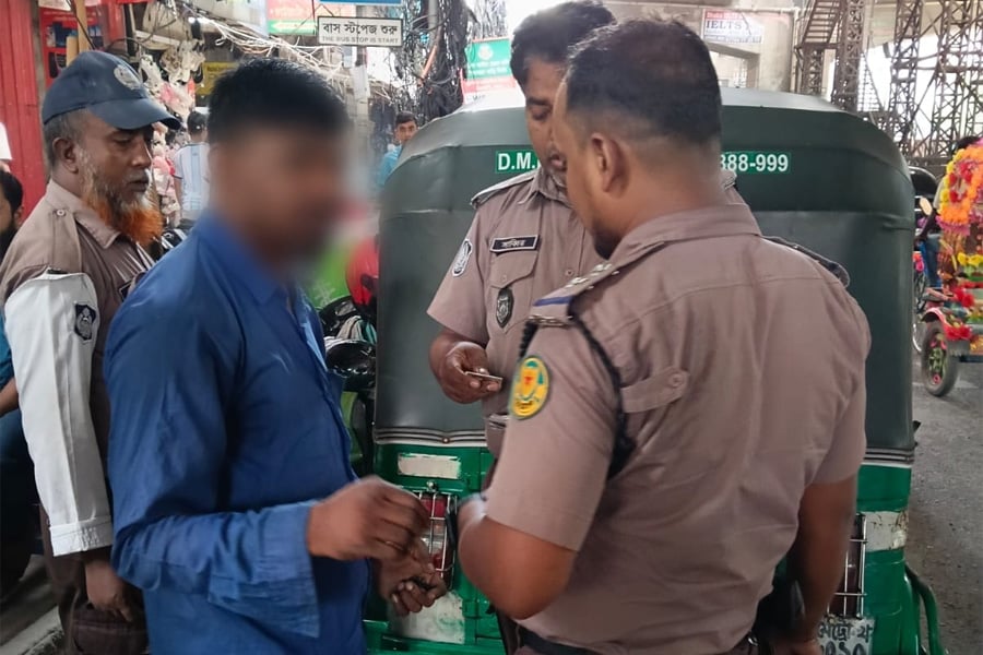 ট্রাফিক আইন অমান্যের অভিযোগে আটক সিএনজি চালককে রমনা থানায় হস্তান্তর করে পুলিশ। ছবি: ভিওডি বাংলা