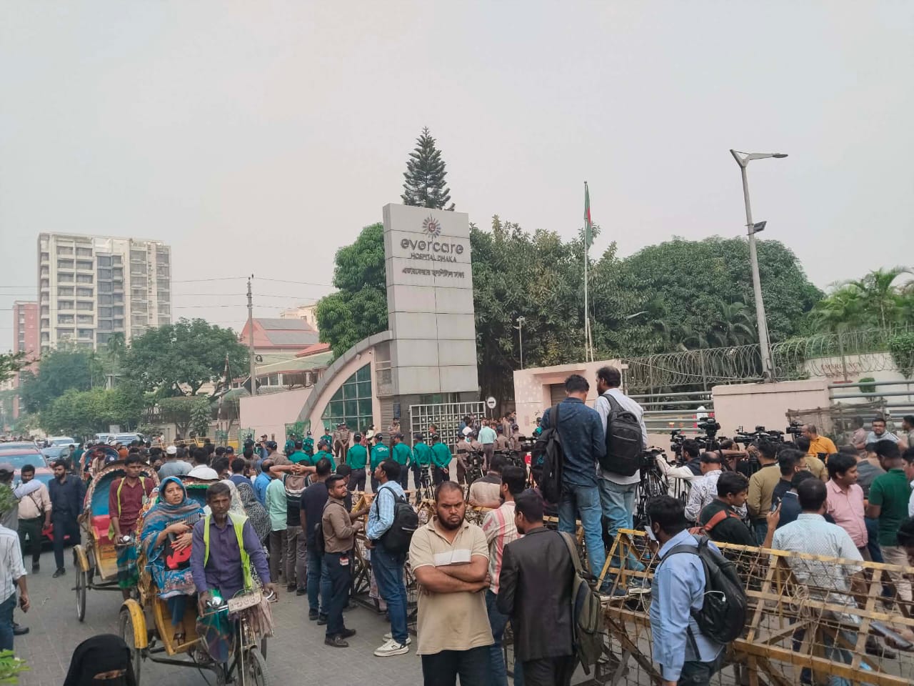 বিজয়ের মাসে খালেদা জিয়ার পাশে বিশেষ নিরাপত্তা