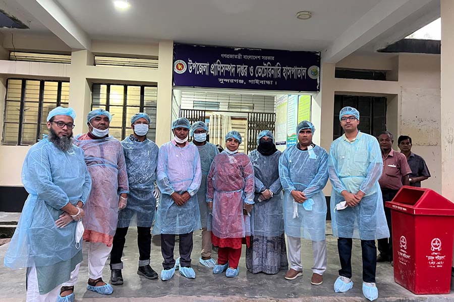 অ্যানথ্রাক্স আক্রান্ত গাইবান্ধায় সরেজমিনে বাকৃবি গবেষক দল