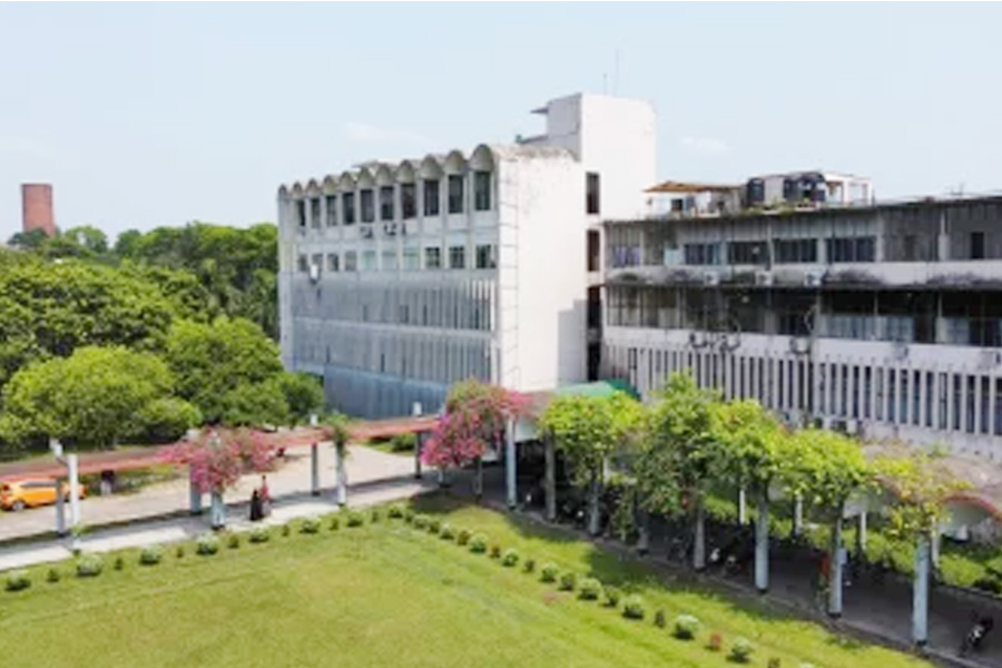 বাকৃবি শিক্ষার্থীদের সকাল ৯টার মধ্যে হল ছাড়ার নির্দেশ