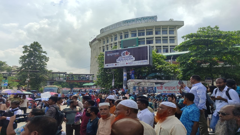 চাকরিচ্যুত বিডিআর সদস্যদের শাহবাগ মোড় অবরোধ