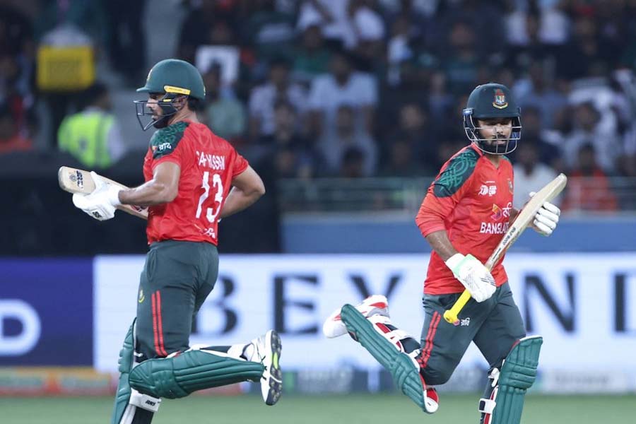 ব্যাটাররা ব্যর্থ, লজ্জাজনক হার এড়ালেন বোলাররা