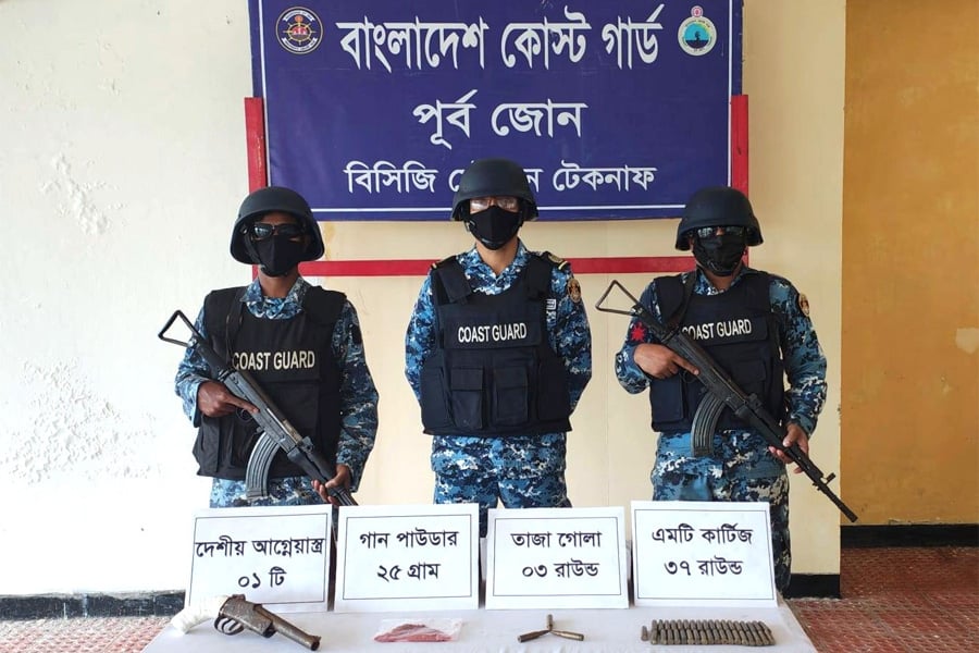 টেকনাফে কোস্ট গার্ডের বিশেষ অভিযানে উদ্ধার হওয়া দেশীয় আগ্নেয়াস্ত্র, গোলাবারুদ ও গান পাউডার। ছবি: ভিওডি বাংলা