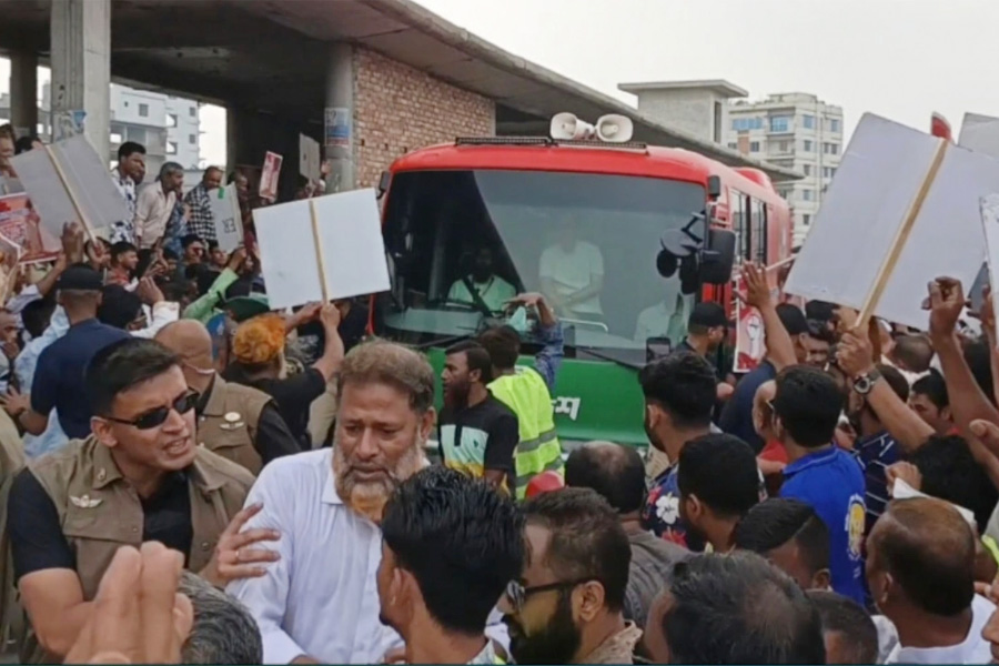 প্রধানমন্ত্রীর গাড়িবহর থামিয়ে বিএনপি নেতার মুক্তি দাবি