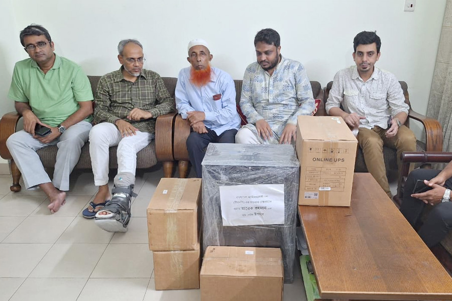 জুলাই শহীদ ডা. সজীবের পিতাকে তারেক রহমানের উপহার