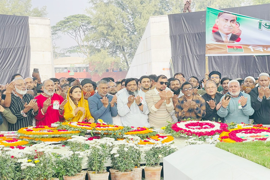 জিয়ার মাজারে ঢাকা মহানগর দক্ষিণ বিএনপির শ্রদ্ধা নিবেদন