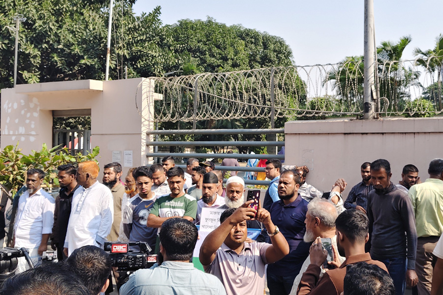 বিএনপির নির্দেশনা উপেক্ষা, এভারকেয়ারে খালেদা প্রেমীদের ভিড়