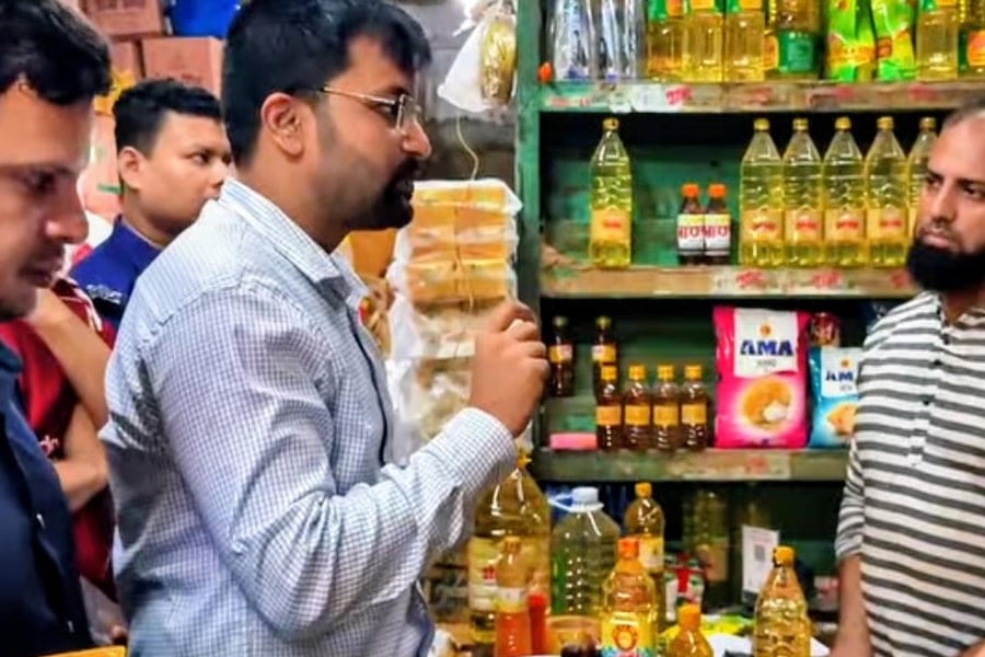 জগৎবাজারে ভ্রাম্যমাণ আদালতের অভিযানে কম পরিমাণে তেল বিক্রির দায়ে এক ব্যবসায়ীকে জেল ও জরিমানা করা হয়। ছবি: ভিওডি বাংলা