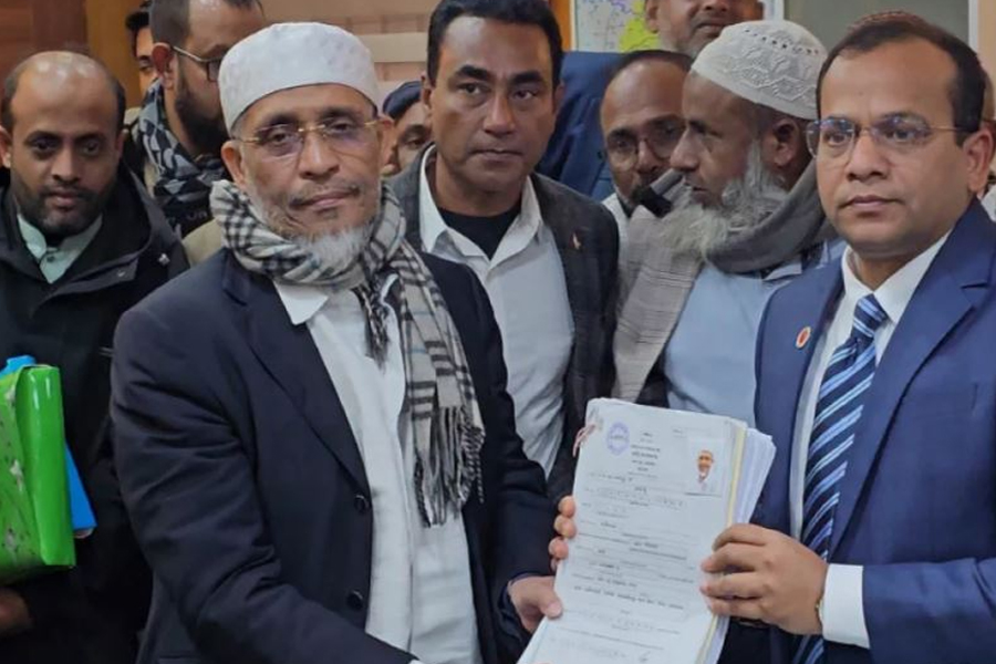 মনোনয়নপত্র জমা দিয়ে লুৎফুজ্জামান বাবর