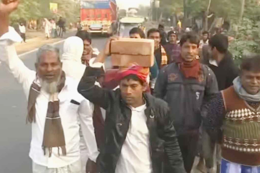 বাবরি মসজিদ ভিত্তিপ্রস্তরে ইট আনছেন স্থানীয়রা