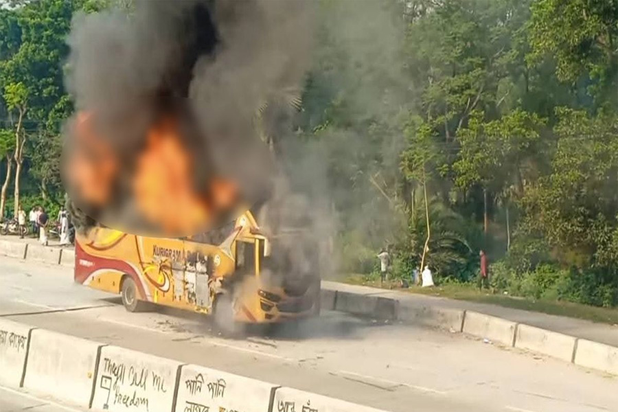 শাজাহানপুরে চলন্ত বাসে আগুন, অল্পের জন্য রক্ষা পেলেন যাত্রীরা