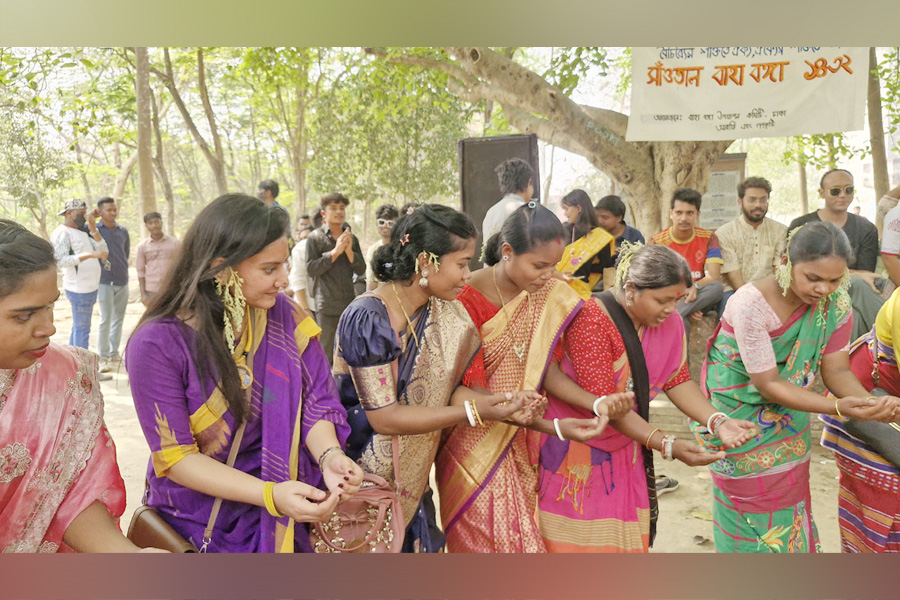 জাহাঙ্গীরনগরে বর্ণিল আয়োজনে সাঁওতাল সম্প্রদায়ের ‘বাহা বঙ্গা’ উৎসব