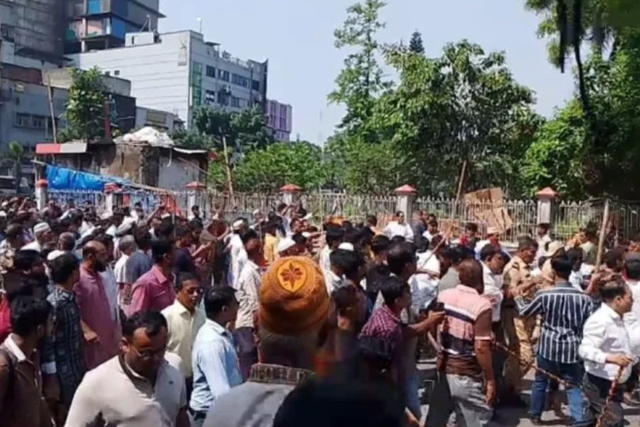 বায়তুল মোকাররমে হকার উচ্ছেদকে কেন্দ্র করে সংঘর্ষ