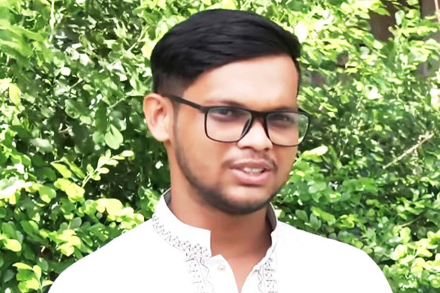 আবু বাকের মজুমদারকে ককটেল হামলার অভিযোগ