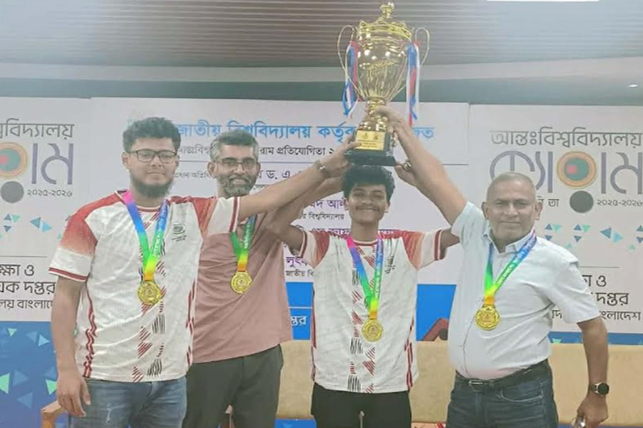 ক্যারাম ট্রফি ঘরে তুলল বাকৃবি দল