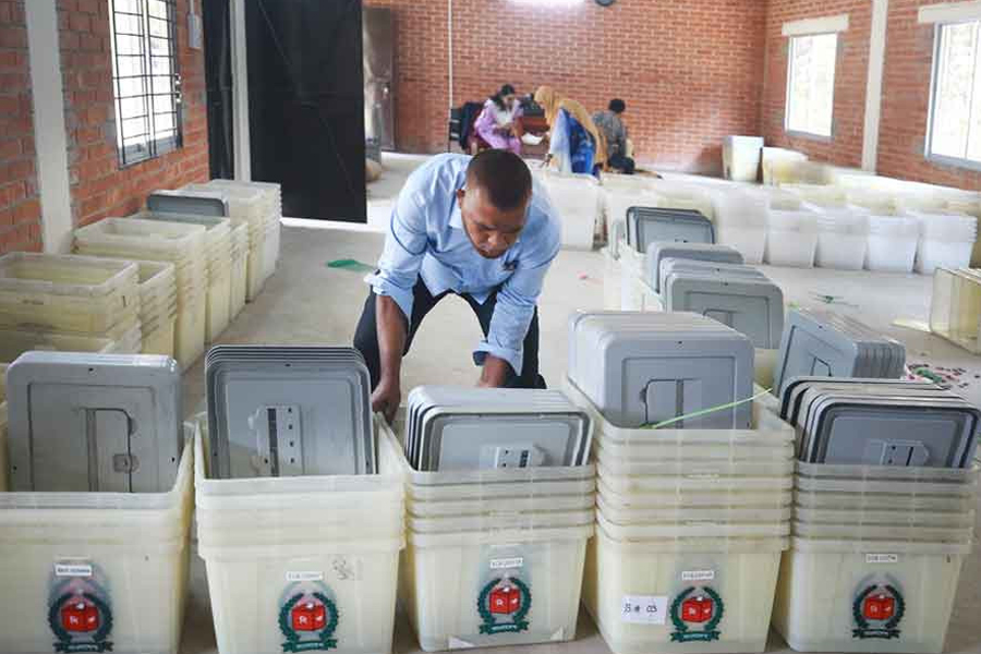 কেন্দ্রে পৌঁছাতে শুরু করেছে ব্যালট ও প্রয়োজনীয় সরঞ্জাম
