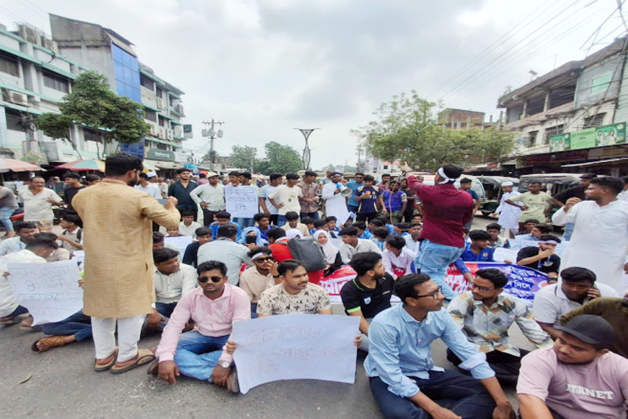 বেনাপোলে আধুনিক হাসপাতালের দাবিতে সড়কে মানববন্ধন ও বিক্ষোভ