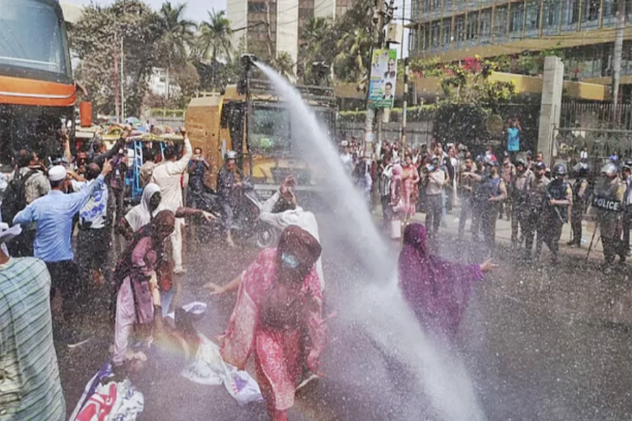 সুদসহ আমানত ফেরতের দাবিতে বাংলাদেশ ব্যাংক ঘেরাও