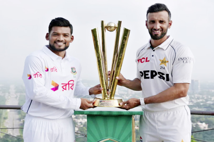 বাংলাদেশে সফরে পাকিস্তানের দল ঘোষণা, নতুন কোচ সরফরাজ