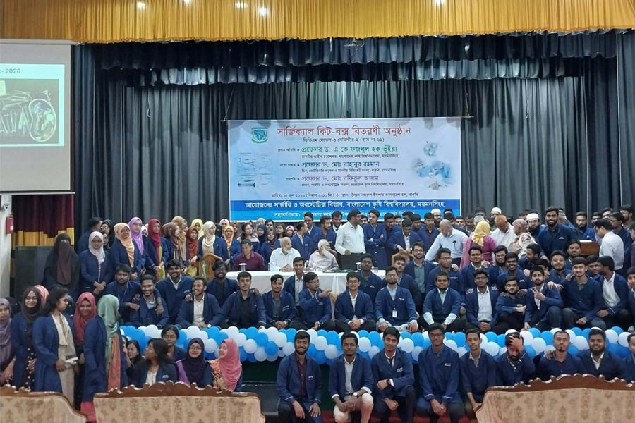 বাকৃবিতে শিক্ষার্থীদের মাঝে সার্জিক্যাল কিট বক্স বিতরণ