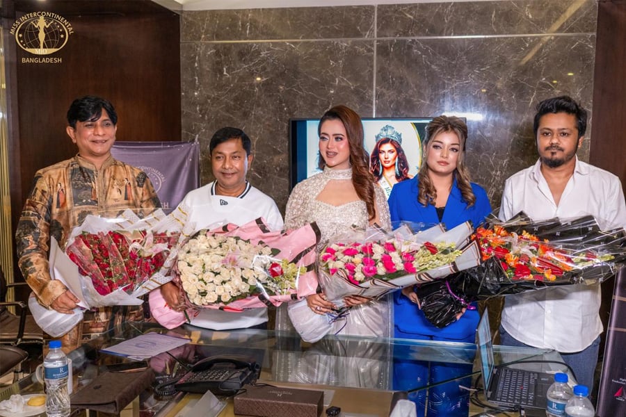 চুক্তি স্বাক্ষর অনুষ্ঠানে আয়োজক ও নবনিযুক্ত দায়িত্বপ্রাপ্ত ব্যক্তিরা। ছবি: ভিওডি বাংলা
