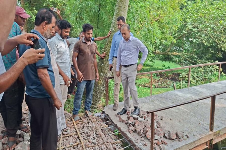 বরিশালের আগৈলঝাড়ায় অনিয়মের অভিযোগে ব্রিজের অংশ ভেঙে তদন্তে মেলে বাঁশের কঞ্চির ব্যবহার। ছবি: সংগৃহীত