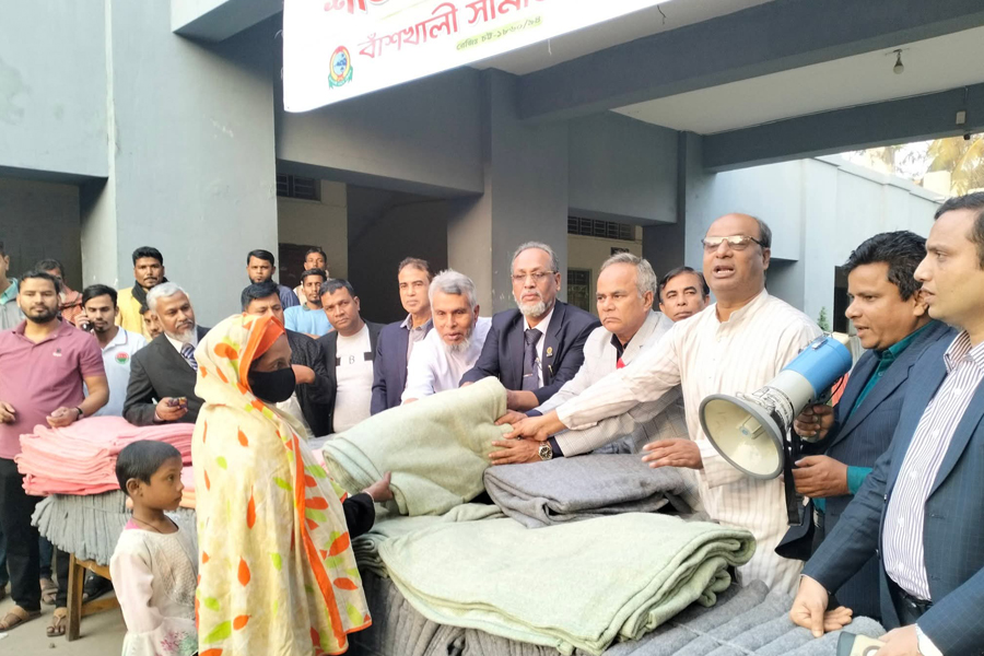 শীতের উষ্ণতায় শীতার্তদের পাশে বাঁশখালী সমিতি চট্টগ্রাম